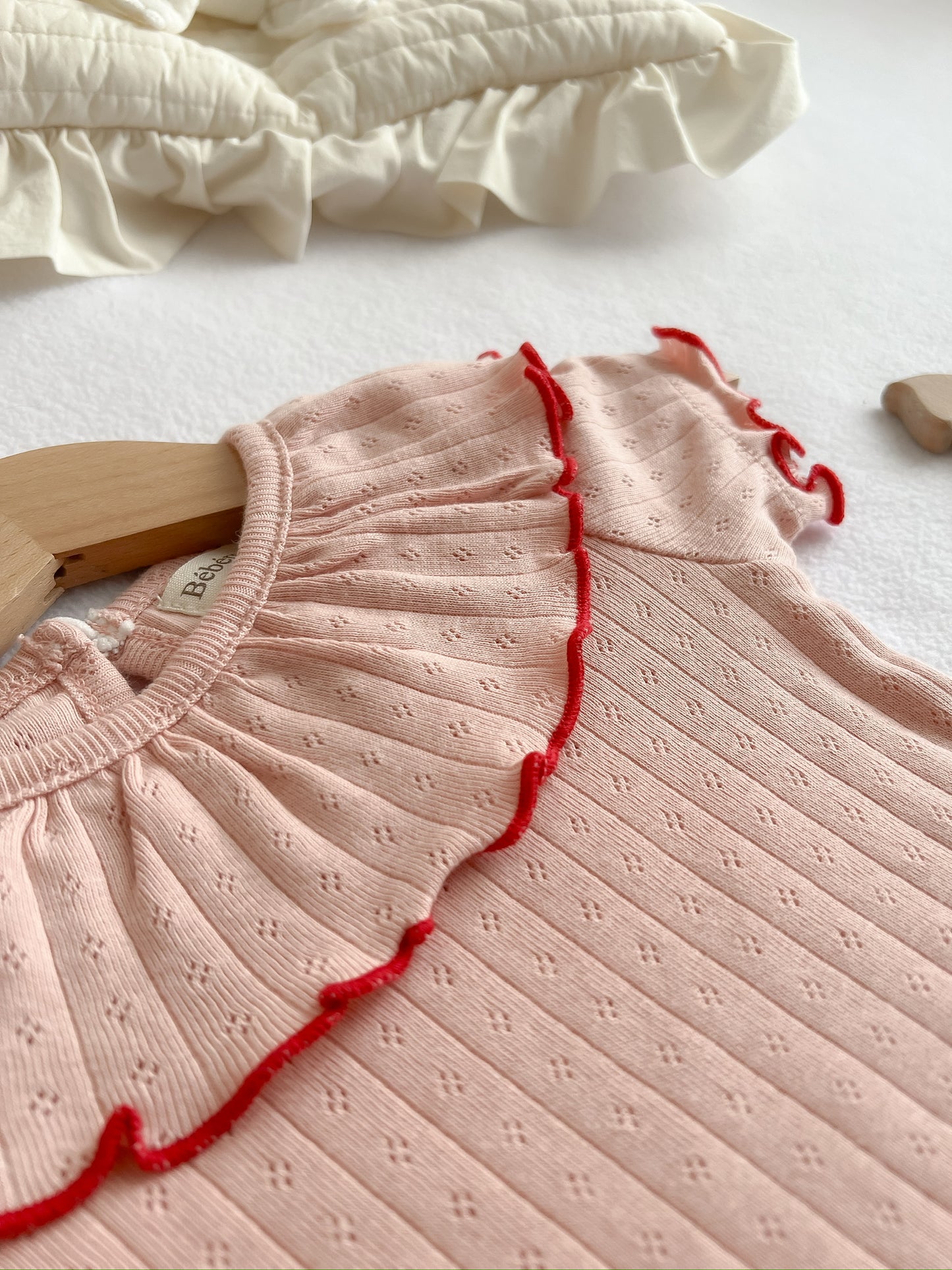 〖NEW〗Ruffly cotton rompers -Strawberry latte